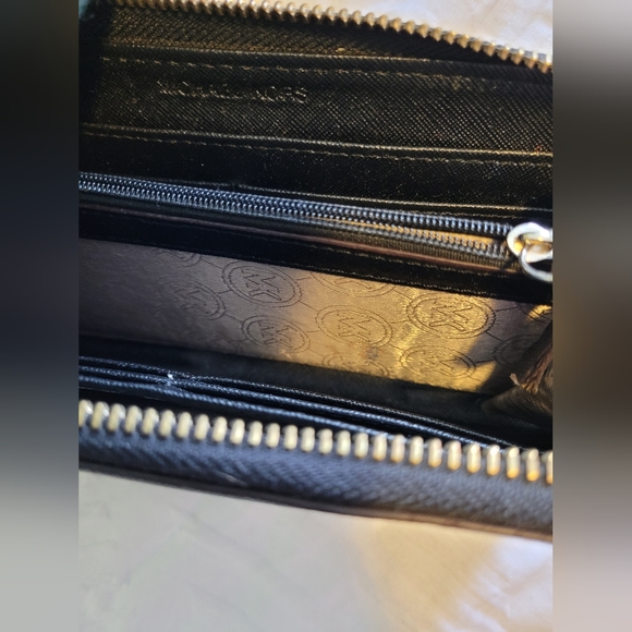 Michael Kors wallet - Picture 2 of 3